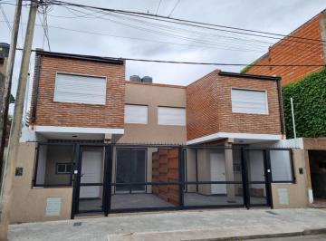 Casa · 70m² · 3 Ambientes · 1 Cochera · Casa - Barrio Industrial