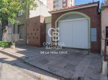 Casa · 213m² · 6 Ambientes · 2 Cocheras · Casa Grande en Barrio Centro, 3 Dorm., Patio y Cochera