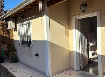 Casa · 90m² · 3 Ambientes · 1 Cochera · PH en Alquiler 3 Ambientes con Cochera