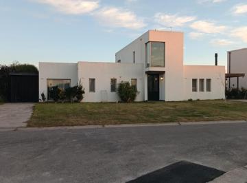 Casa · 210m² · 5 Ambientes · 6 Cocheras · Hermosa Casa en Venta a La Laguna Area 10 San Sebastian