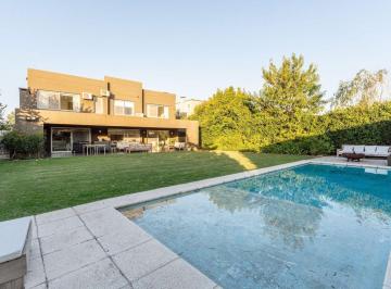 Casa · 242m² · 8 Ambientes · 4 Cocheras · Venta Casa 8 Amb en Las Liebres Pilar Lote Central