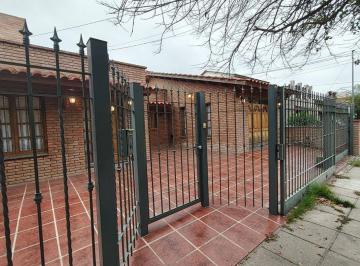 Casa · 224m² · 12 Ambientes · 2 Cocheras · Venta Casa Moderna Apta Credito Chateau Carreras!