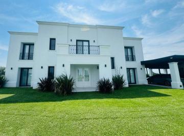 Casa · 421m² · 7 Ambientes · 2 Cocheras · Casa en Venta en Chacras de Pergamino con Pileta