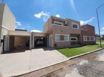Casa · 140m² · 4 Ambientes · 2 Cocheras · Duplex 2 Dorm., Barrio Las Toscas