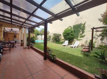 Casa · 266m² · 6 Ambientes · 1 Cochera · Acassuso - Casa de 6 Amb - Amoblada C/ Pileta y Jardín!