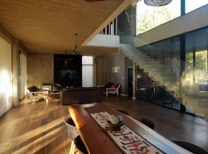 Casa · 320m² · 8 Ambientes · 3 Cocheras