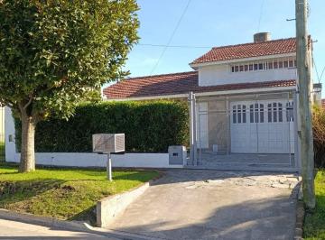 Casa · 144m² · 4 Ambientes · 1 Cochera · Venta Casa 4 Ambientes con Pileta Climatizada