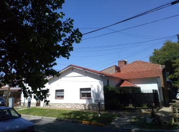 Casa · 125m² · 4 Ambientes · 1 Cochera · Chalet en Esquina Amplio - 4 Amb C/coch