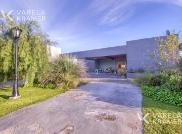 Casa · 118m² · 4 Ambientes · 2 Cocheras · Casa en Venta Barrio San Sebastián