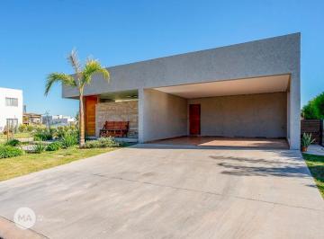 Casa · 247m² · 6 Ambientes · 2 Cocheras · Casa 3 Dorm. con Jardin y Piscina - San Sebastián Barrio Privado - Funes | Venta