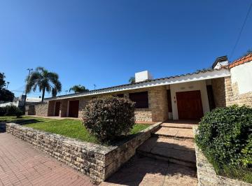 Casa · 400m² · 5 Ambientes · 4 Cocheras · Propiedad en Alquiler / Arguello.