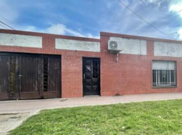 Casa · 90m² · 3 Ambientes · 1 Cochera · Oportunuidad! Casa a Refaccionar en Calle Juarez y Basavilbaso, Ideal Fines Comerciales.