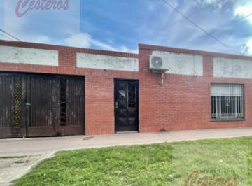 Casa · 90m² · 3 Ambientes · 1 Cochera · Oportunuidad! Casa a Refaccionar en Calle Juarez y Basavilbaso, Ideal Fines Comerciales.