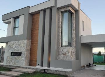 Casa de 6 ambientes, Rodeo de la Cruz · Espectacular Casa de 3 Dorm. en Barrio Las Cortaderas III, Guaymallén