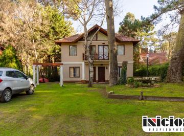 Casa de 4 ambientes, Costa del Este · Hermoso Tríplex en Medio del Bosque - Costa del Este - C967