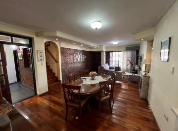 Casa · 151m² · 6 Ambientes · 1 Cochera · Casa en Abasto Tres Dorm. con Patio y Cochera
