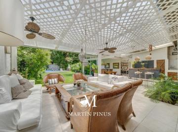 Casa · 560m² · 6 Ambientes · 1 Cochera · Hermosisima Casa en Lomas de Nuñez - 560 m² - Piscina y Jardin - Terreno 10x50