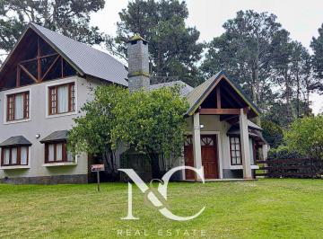 Casa · 200m² · 6 Ambientes · Casa en Alquiler Para 11 Pax Carilo, con Piscina