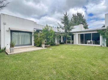 Casa · 270m² · 4 Ambientes · 2 Cocheras · Casa en Barrio Los Pinos · Rumencó