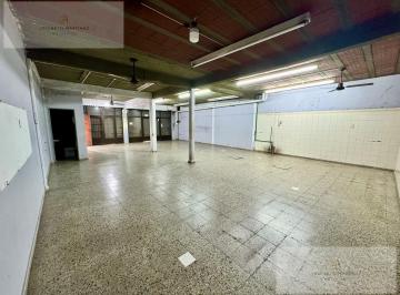 Local comercial · 250m² · 2 Ambientes · Local en Alquiler Sobre Av San Martin Florencio Varela.