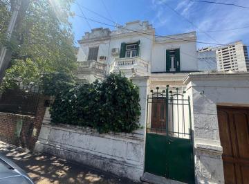 Casa · 274m² · 6 Ambientes · 1 Cochera · Venta de Casa 7 Ambientes en Avellaneda