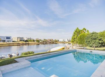 Casa · 130m² · 4 Ambientes · 2 Cocheras · Casa Una Planta Venta en B. San Francisco Al Agua