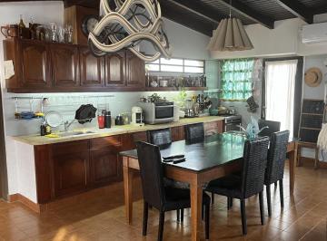 Casa · 212m² · 4 Ambientes · 1 Cochera · Casa en Venta - PH Al Frente – Entrada Independiente