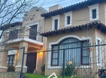 Casa · 350m² · 4 Ambientes · 2 Cocheras · Casa en Vaqueros