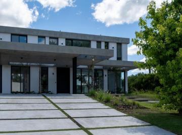 Casa · 230m² · 6 Ambientes · 2 Cocheras · Casa en Pilara
