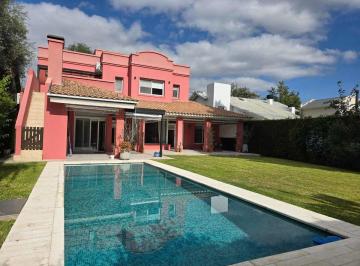 Casa · 268m² · 6 Ambientes · 2 Cocheras · Venta Imponente Casa 6 Amb C/ Jardin Pileta Coch.
