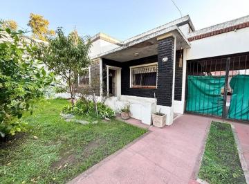 Casa · 136m² · 8 Ambientes · 1 Cochera · Venta Casa 3 Dorm. en Villa Luzuriaga