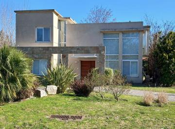 Casa · 200m² · 7 Ambientes · 2 Cocheras · Casa en Venta - Barrio Privado La Martona