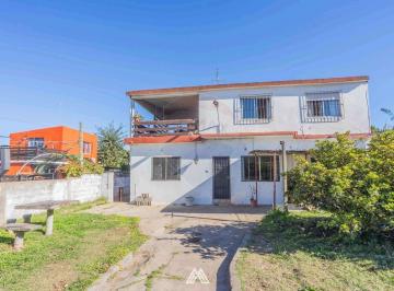 Casa · 149m² · 4 Ambientes · 2 Cocheras · Venta de Casa Mas Apto en Colon, Amplio Terreno