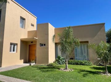 Casa · 141m² · 5 Ambientes · 4 Cocheras · Casa en Venta - Barrio El Hornero - Pilar