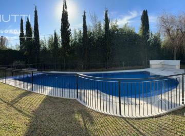 Casa · 250m² · 6 Ambientes · 3 Cocheras · San Patricio, Casa en Venta Sobre Lote de 990 m²