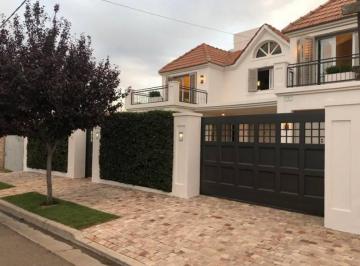 Casa · 300m² · 4 Dormitorios · 1 Cochera · Casa en Trocoman Al 1300, Bº Santa Genoveva, Neuquén