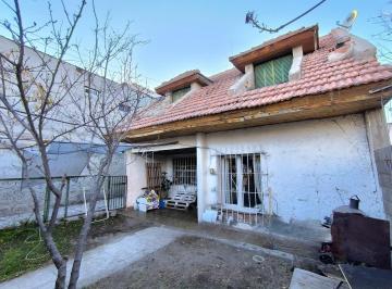 Casa · 156m² · 8 Ambientes · Casa con Departamentos en Neuquén Capital