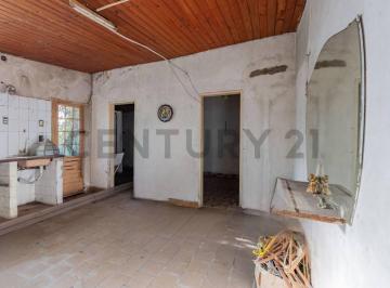 Casa · 76m² · 4 Ambientes · 1 Cochera · Casa en Venta con Lote Para Demoler o Reciclar en José Hernández