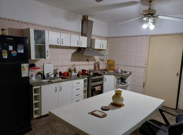 Casa · 160m² · 7 Ambientes · 2 Cocheras · Casa en Venta - 5 Dorm. 2 Baños - Parque Patricios