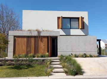 Casa · 320m² · 6 Ambientes · 2 Cocheras · Casa en Alquiler Temporario, Vacaciones de Invierno, Barrio Cerrado en San Isidro con Pileta