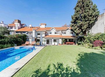 Casa · 440m² · 6 Ambientes · 1 Cochera · Venta Casa con Jardin Pileta Parrilla y 5 Dorm.