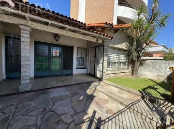 Casa · 114m² · 3 Ambientes · 1 Cochera · Venta de Casa 3 Ambientes con Jardín en Quilmes