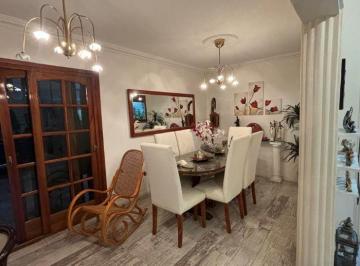 Casa de 5 ambientes, Lanús · Casa con Pileta en Venta