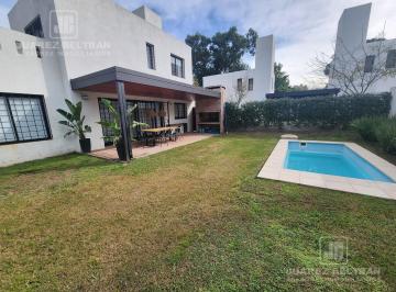 Casa · 144m² · 6 Ambientes · 1 Cochera · Casa de 3 Dorm. en Jardines del Golf - Villa Allende