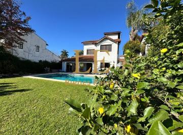 Casa · 200m² · 5 Ambientes · 4 Cocheras · Alquiler Casa en Aranjuez Country Club