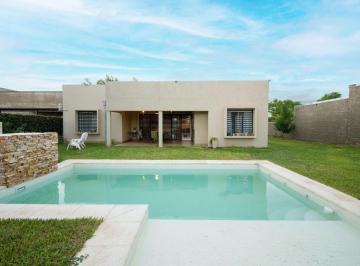 Casa · 120m² · 6 Ambientes · 1 Cochera · Venta Casa Moderna en Jardines de La Costa