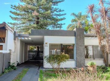 Casa · 70m² · 3 Ambientes · 3 Cocheras · Casa en Venta Barrio Parque Surh Horeis con Pileta