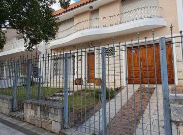 Casa · 300m² · 12 Ambientes · 1 Cochera · Gran Casa en Cofico - 4 Habitaciones y Pileta