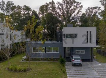 Casa · 370m² · 7 Ambientes · 4 Cocheras · Casa en Venta