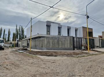 Departamento · 136m² · 4 Ambientes · 1 Cochera · Venta | Casa Duplex 3 Hab en Pozo en B° Tierra Mansa | Centenario